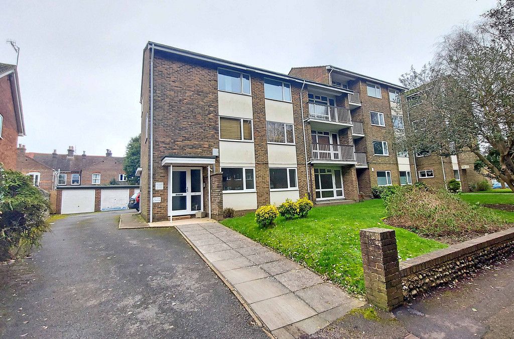 2 bed flat to rent in Manor Road, Worthing BN11, £1,175 pcm Zoopla