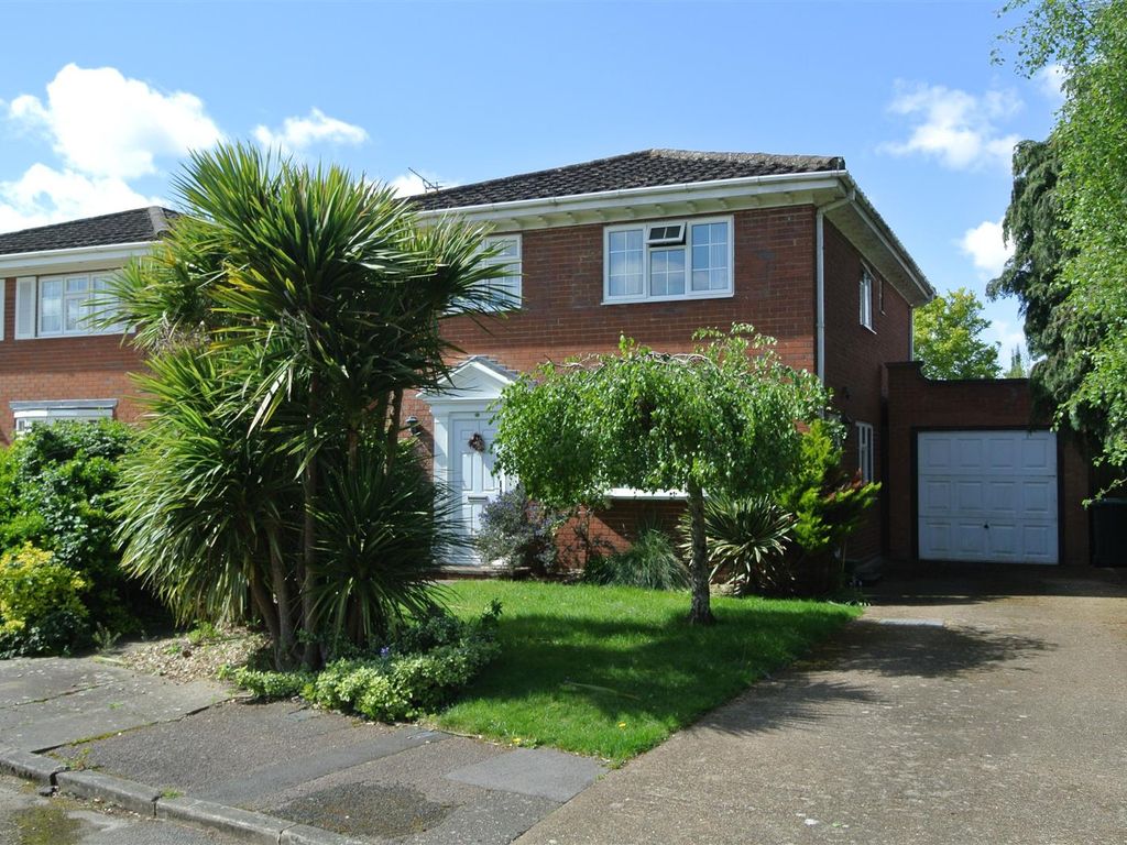 4 bed detached house for sale in Tavistock Close, Staines TW18, £