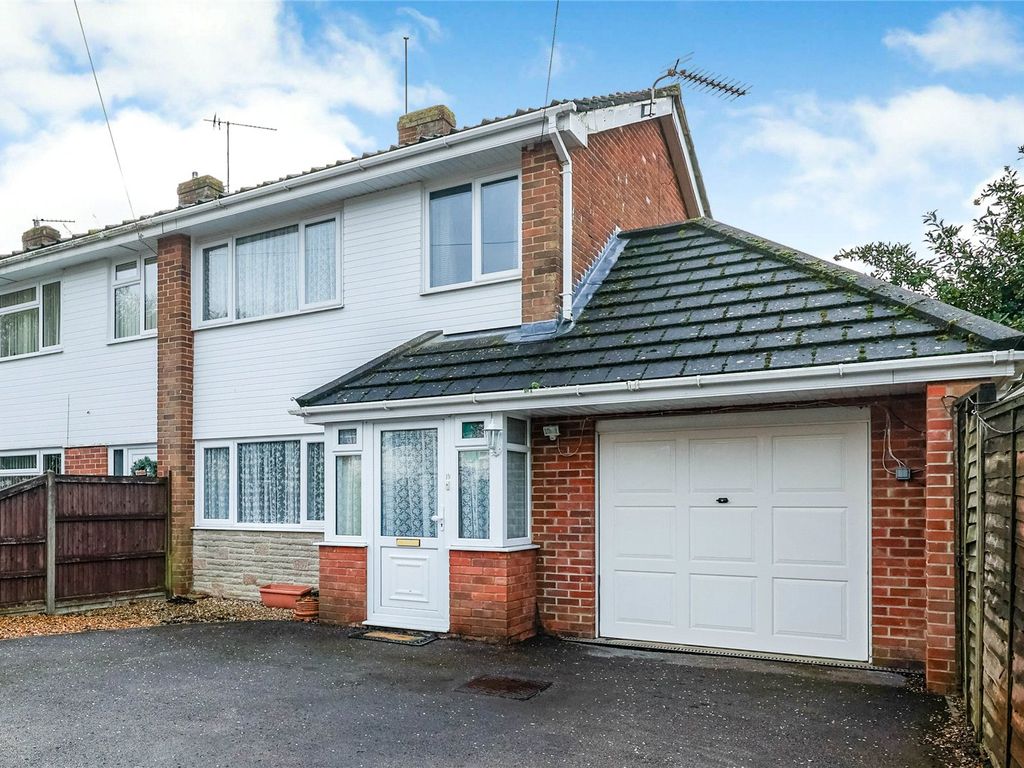 3 bed end terrace house for sale in Spinney Close, Waterlooville