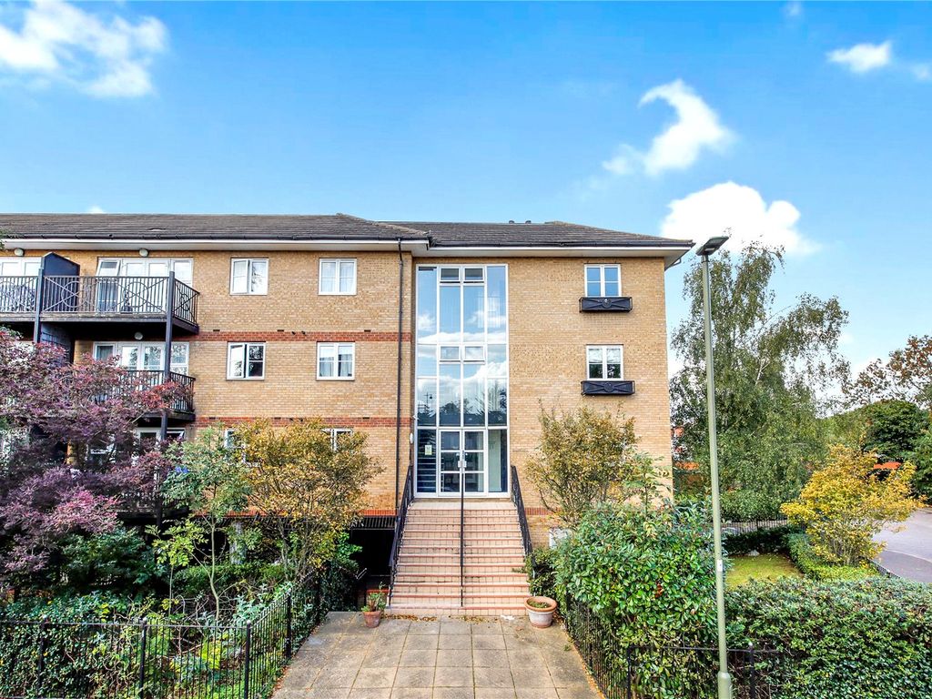 2 bed flat for sale in Cranbourne Court, Briar Close, East Finchley