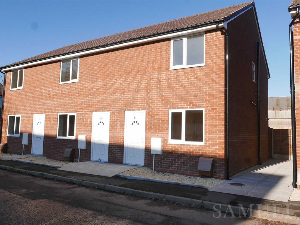 2 bed semidetached house to rent in Lane Street, Bilston WV14, £850