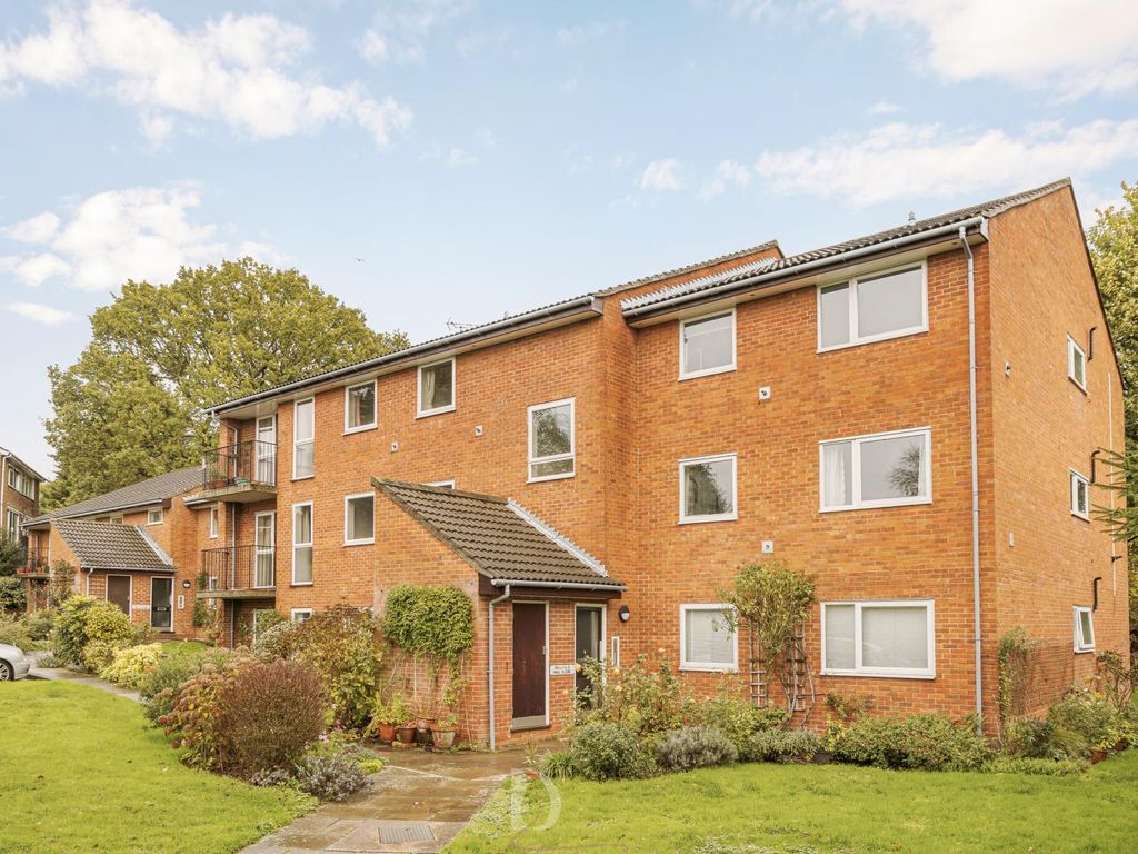 Hall Close, London W5  