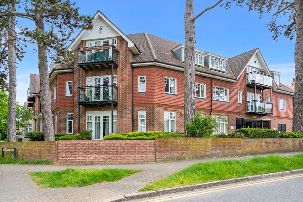 2 bed flat to rent in Marsh Road, Pinner HA5, £2,500 pcm Zoopla