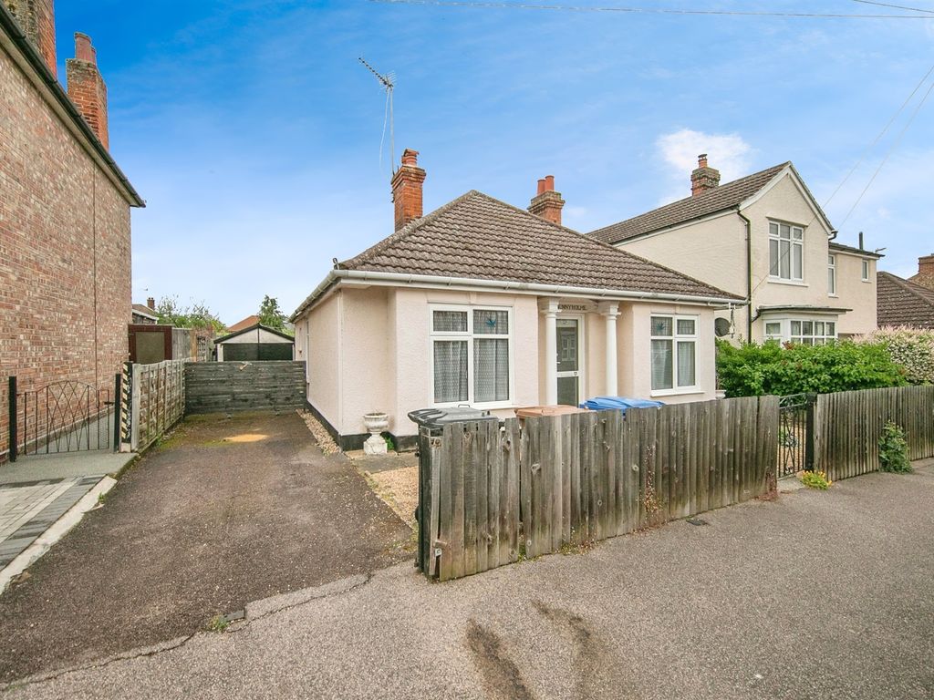 3 bed detached bungalow for sale in Hamilton Road, Ipswich IP3, £