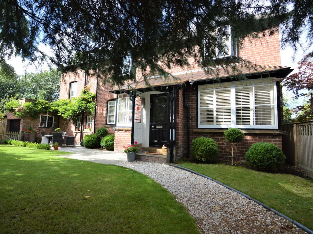 3 bed semidetached house for sale in Cranford Avenue, Knutsford WA16