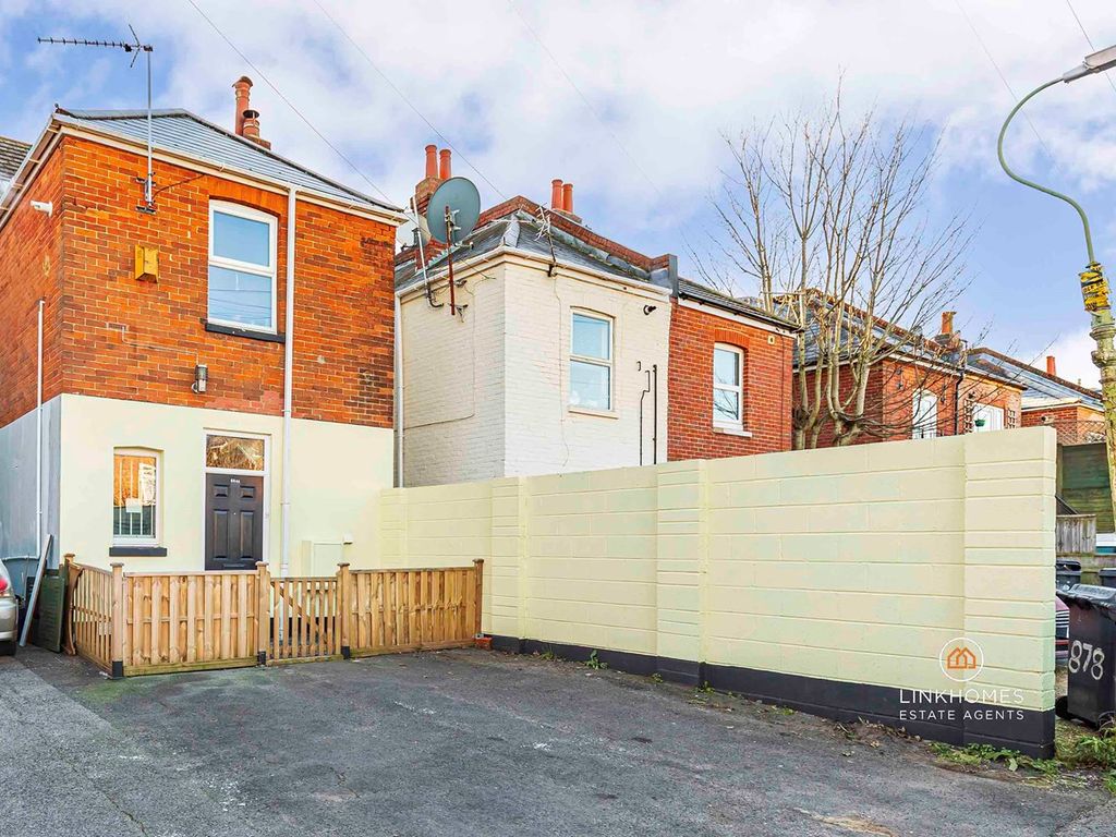 2 bed flat for sale in Christchurch Road, Bournemouth BH7, £250,000