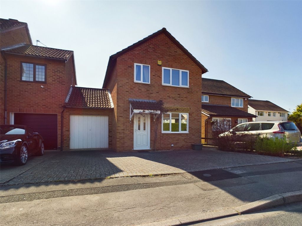 3 bed semidetached house for sale in Wentworth Close, Gloucester