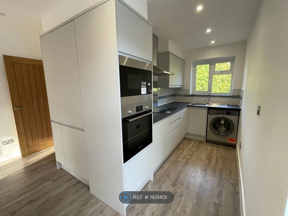 1 bed flat to rent in Ashley Road, Epsom KT18, £1,400 pcm Zoopla