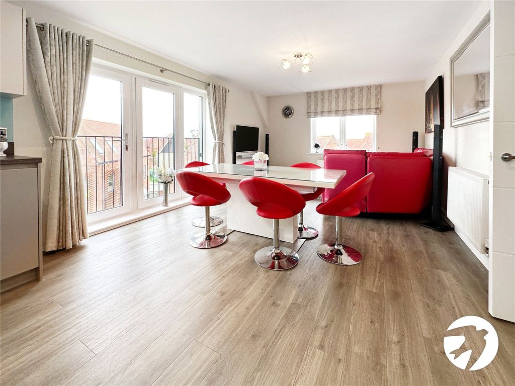 2 bed flat for sale in Pilots View, Chatham ME4, £250,000 Zoopla