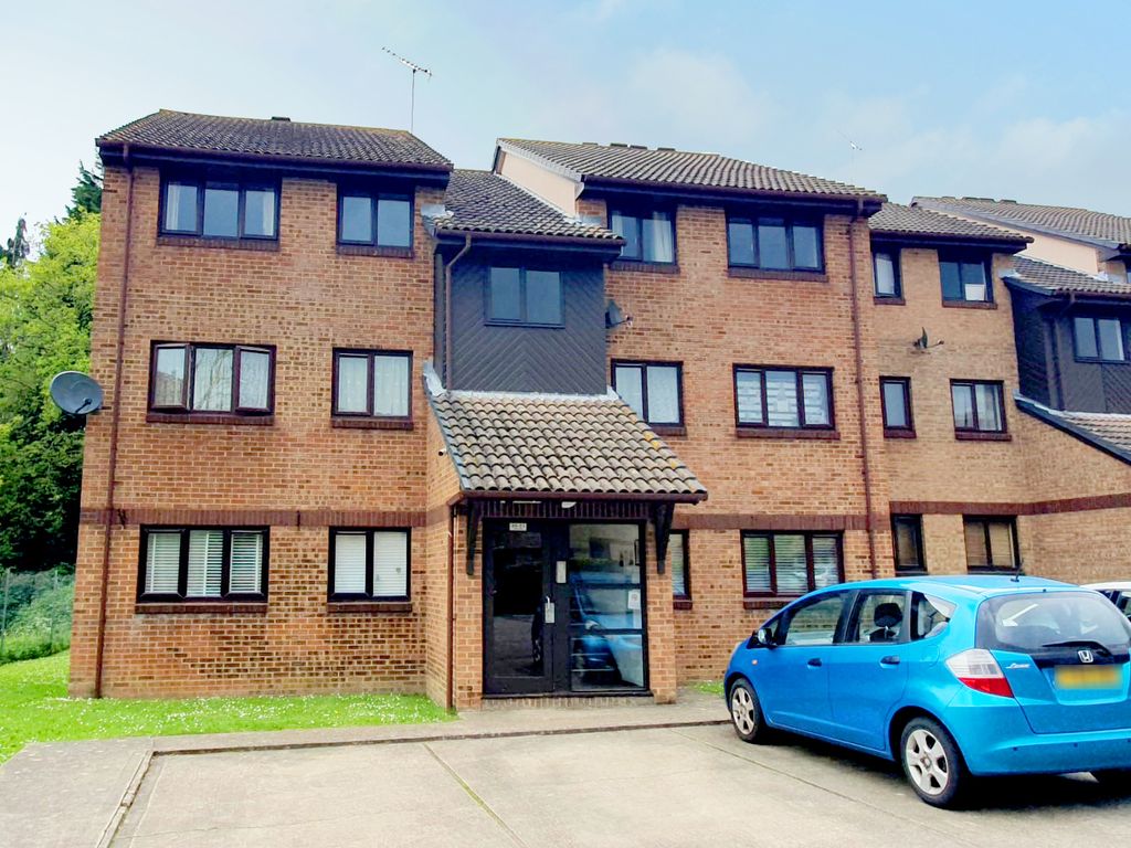 2 bed flat for sale in Manor Fields, Horsham RH13 Zoopla