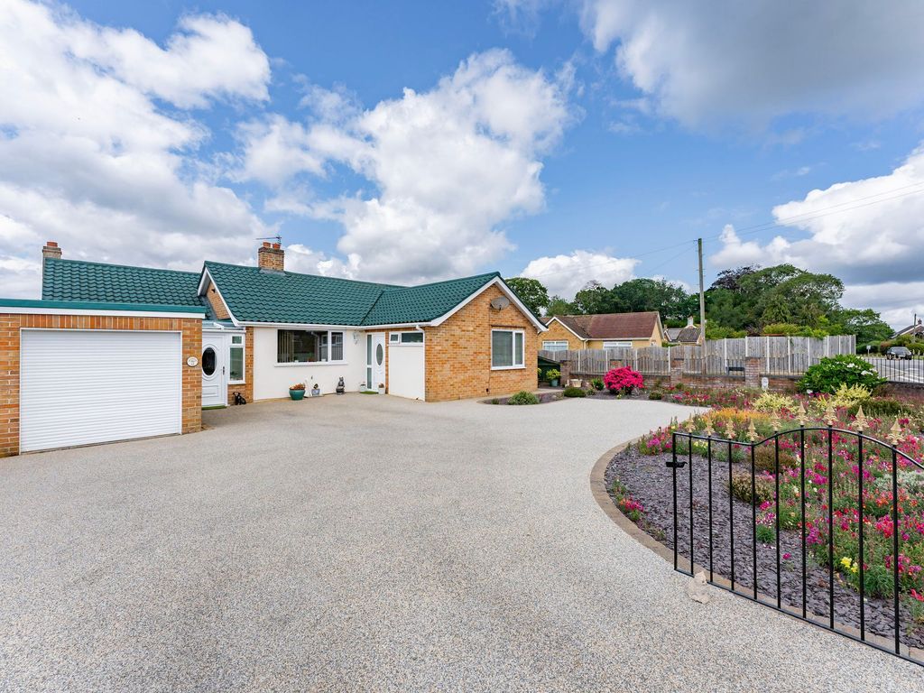 3 bed detached bungalow for sale in Long Lane, Mulbarton NR14, £350,000