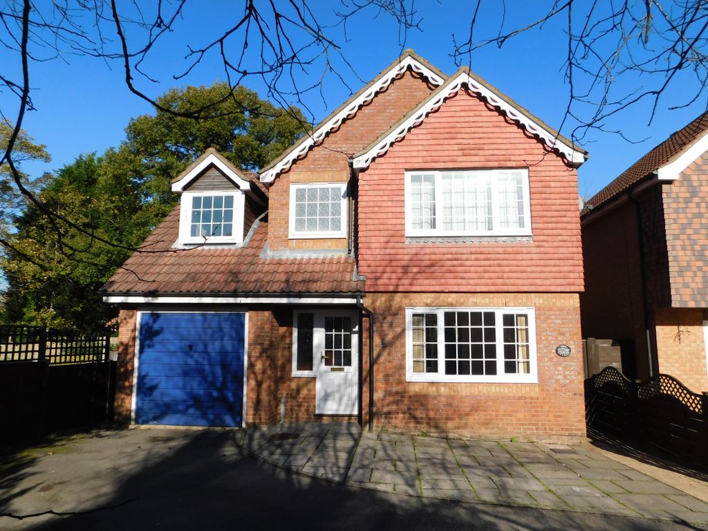 4 bed detached house for sale in Hendon Road, Bordon GU35, £465,000