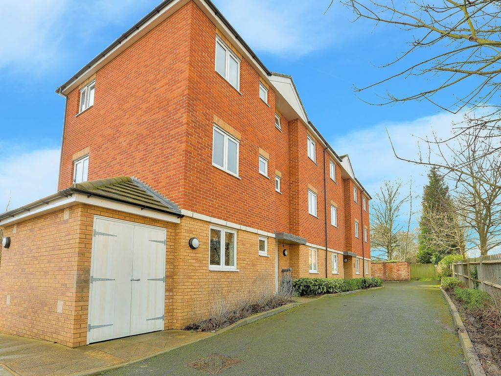 2 bed flat to rent in Sanders Place, Camp Road, St Albans, Herts AL1