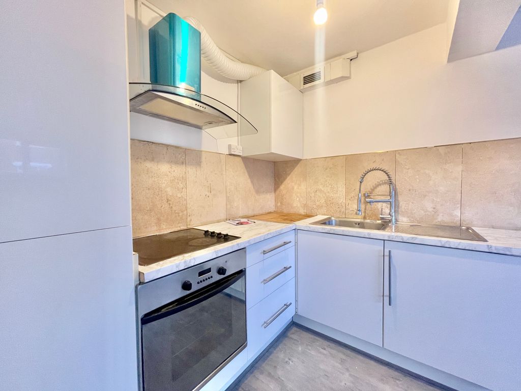 2 bed flat to rent in October Place, Holders Hill Road, London NW4, £