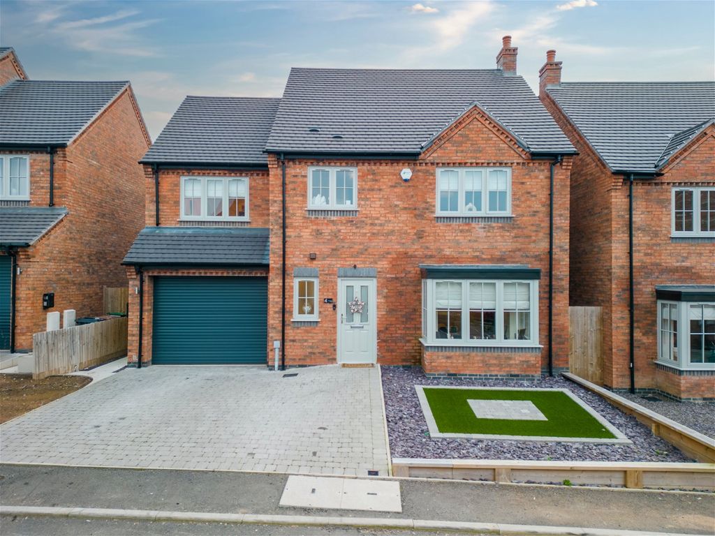 3 bed detached house for sale in Woodland Court, Droitwich WR9, £