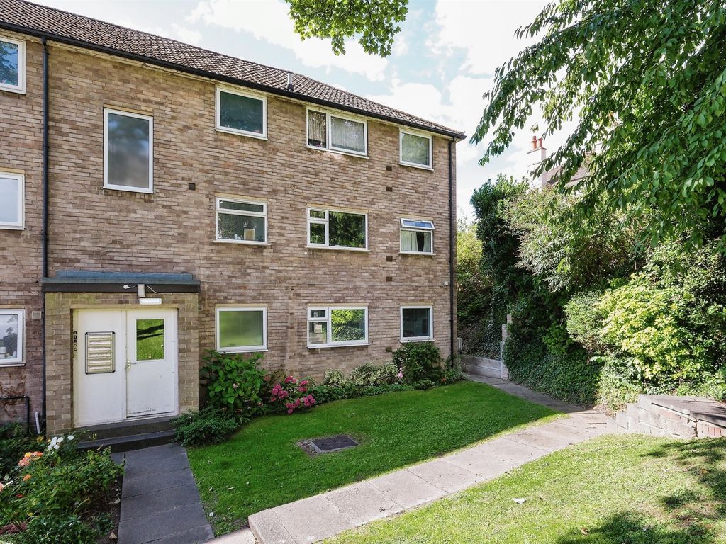 2 bed flat for sale in Gledhow Wood Road, Roundhay, Leeds LS8, £160,000