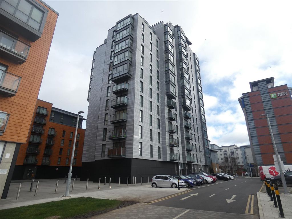 2 bed flat to rent in Railway Terrace, Slough SL2, £1,500 pcm Zoopla