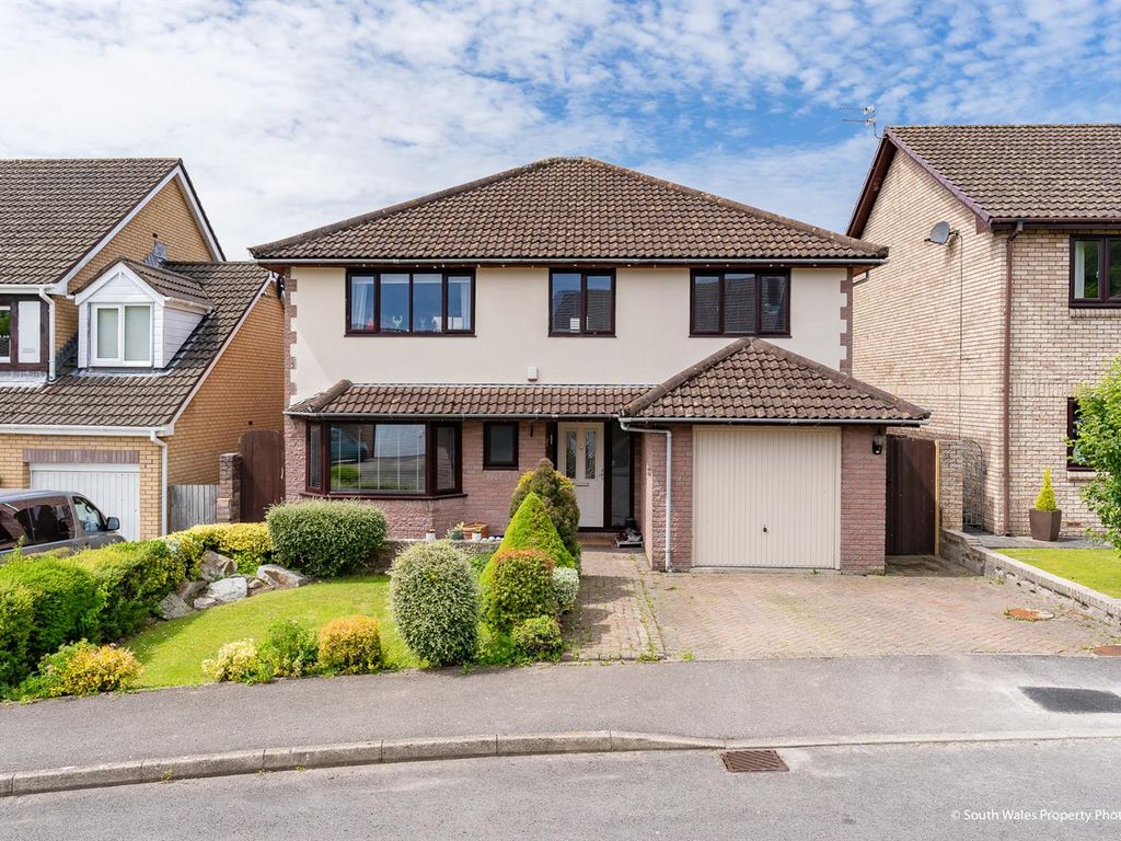 4 bed detached house for sale in Beechwood Grove, Pencoed, Bridgend