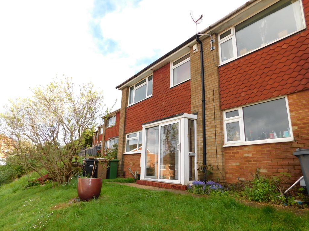 3 bed terraced house to rent in Brendon Avenue, Luton, Beds LU2, £1,300