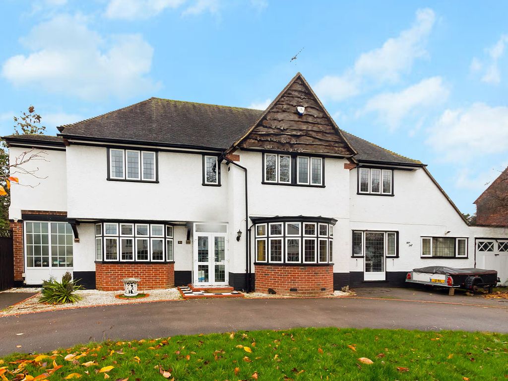 5 bed detached house for sale in Northampton Road, Wellingborough NN8