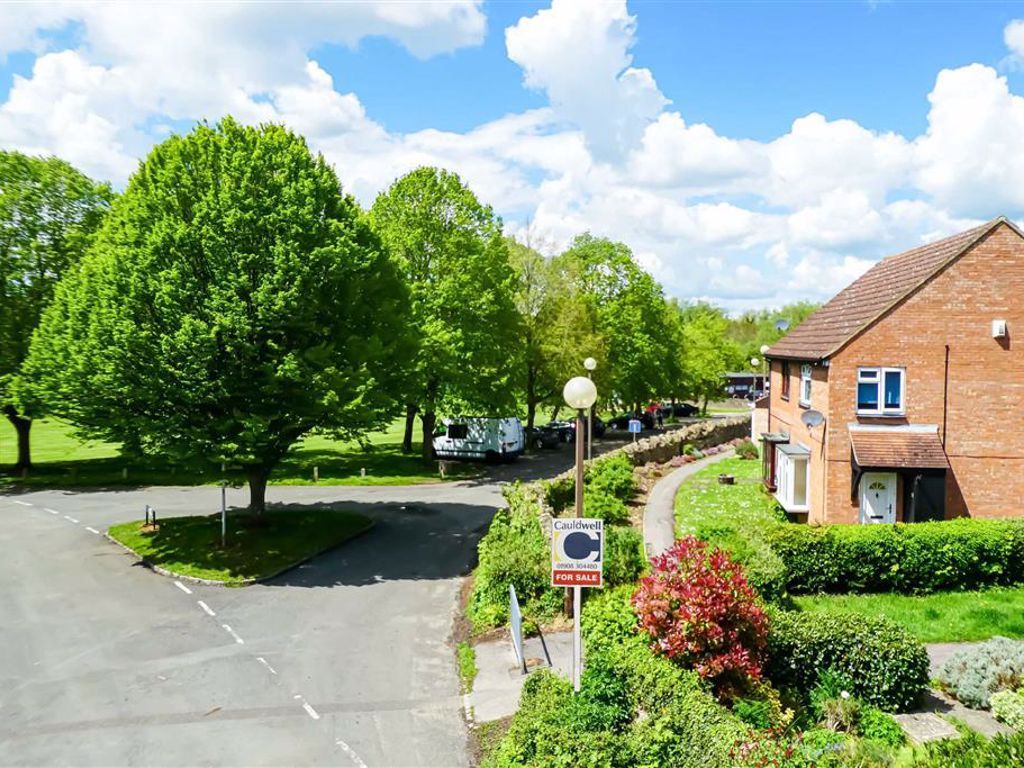 3 bed semidetached house for sale in Abbey Road, Bradwell Village