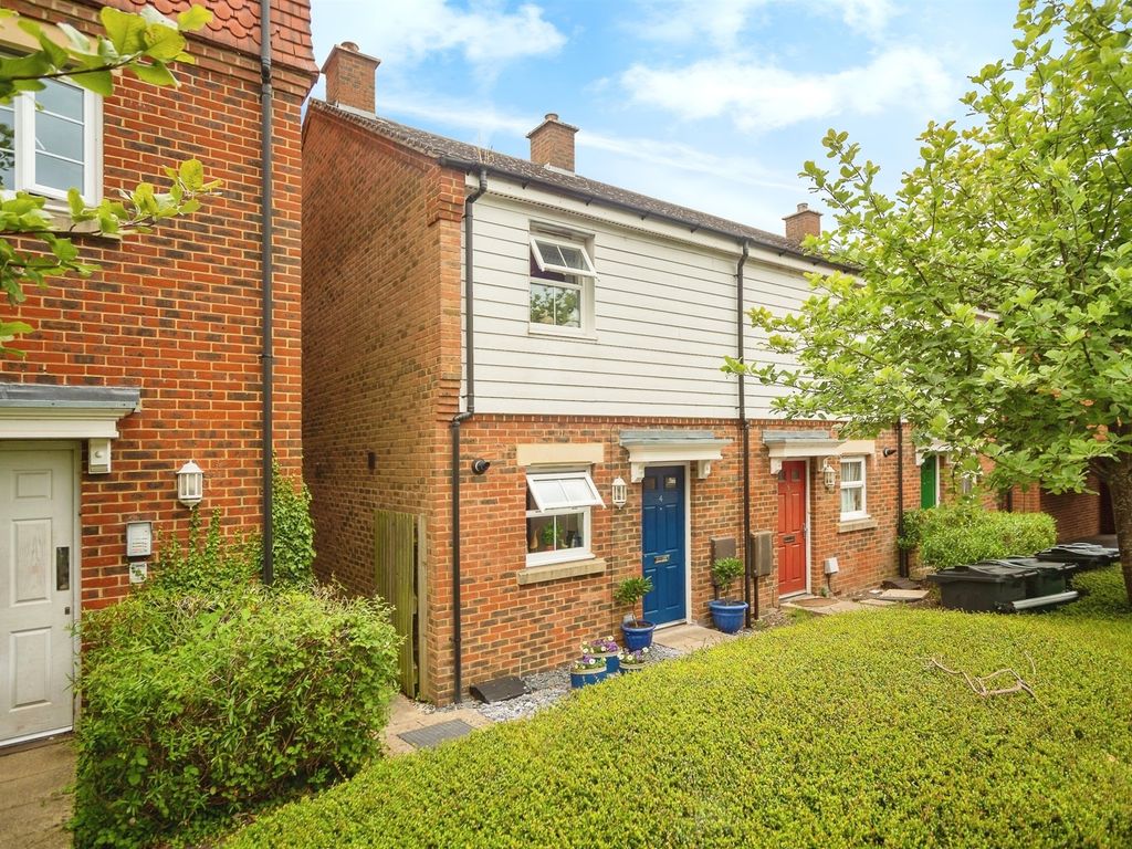 2 bed end terrace house for sale in Chater Close, Singleton, Ashford