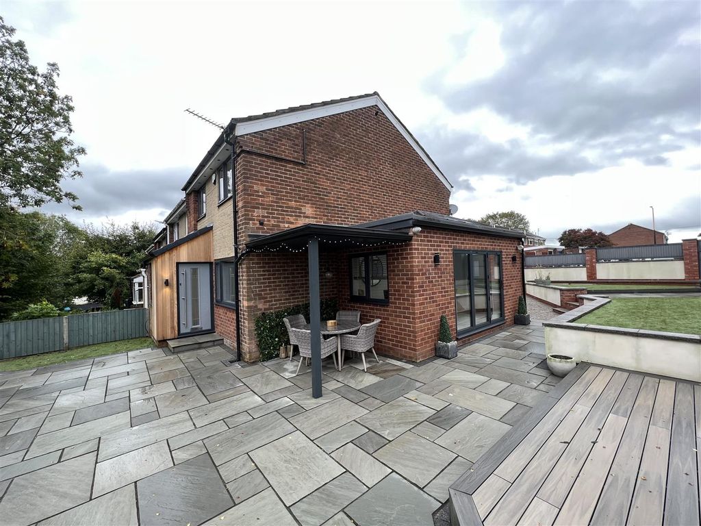 3 bed mews house for sale in James Close, Dukinfield SK16, £285,000