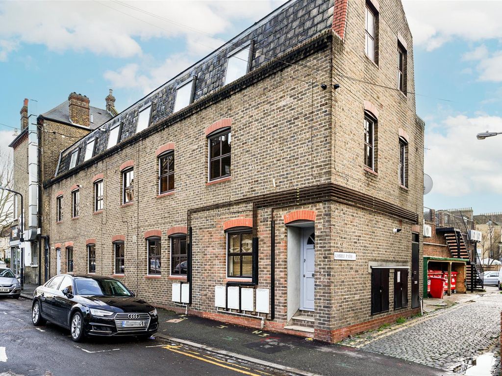 2 bed flat to rent in Priory Avenue, London E17, £1,650 pcm Zoopla