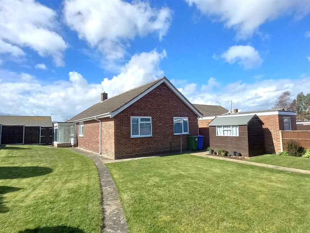 3 bed detached bungalow for sale in Lansdowne Road, Lowestoft NR33, £280,000 Zoopla