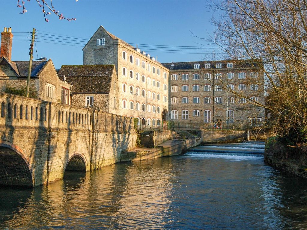 2 bed flat for sale in Malmesbury SN16, £295,000 Zoopla