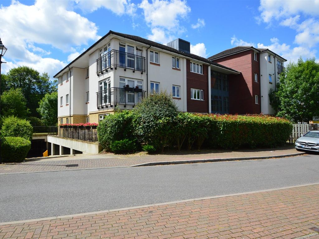 2 bed flat to rent in The Gables, Friars View, Aylesford ME20, £995 pcm