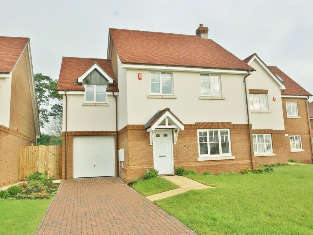 5 bed detached house to rent in Pennylets Green, Stoke Poges