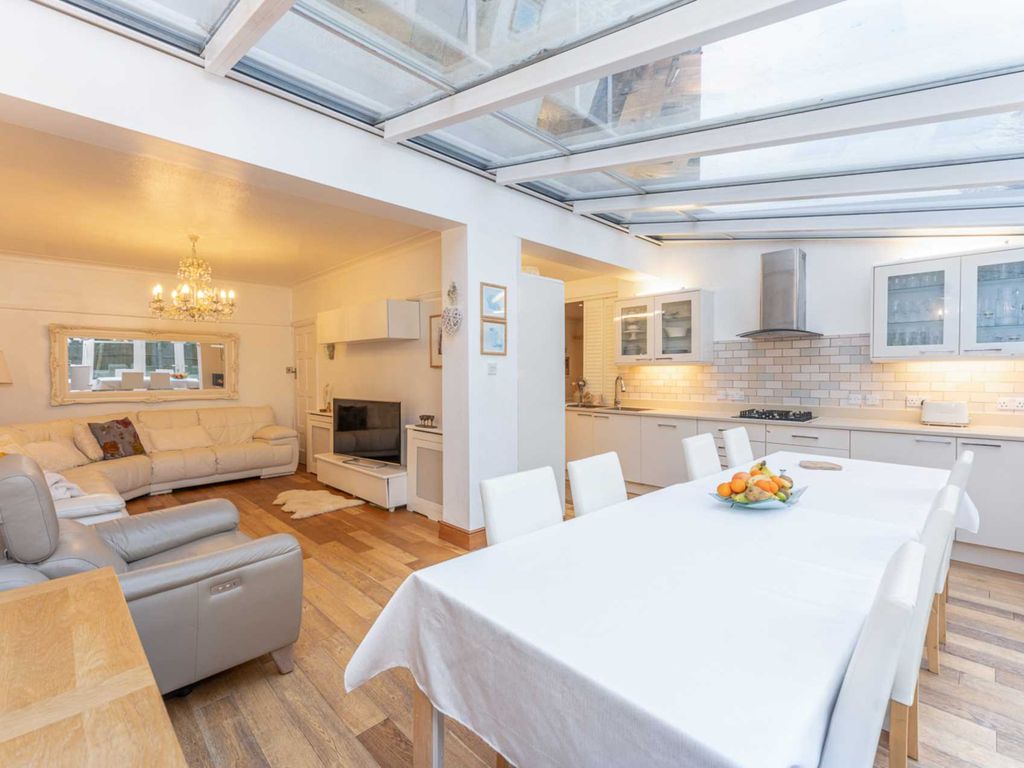 4 bed semidetached house for sale in Lovatt Close, Edgware HA8, £