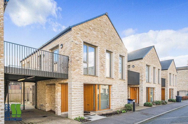 3 bed property for sale in Farnsworth Drive, Edgware, London. HA8, £