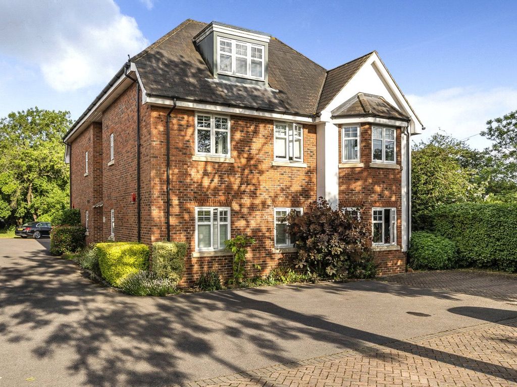 2 bed flat to rent in Western Avenue, Woodley, Reading, Berkshire RG5