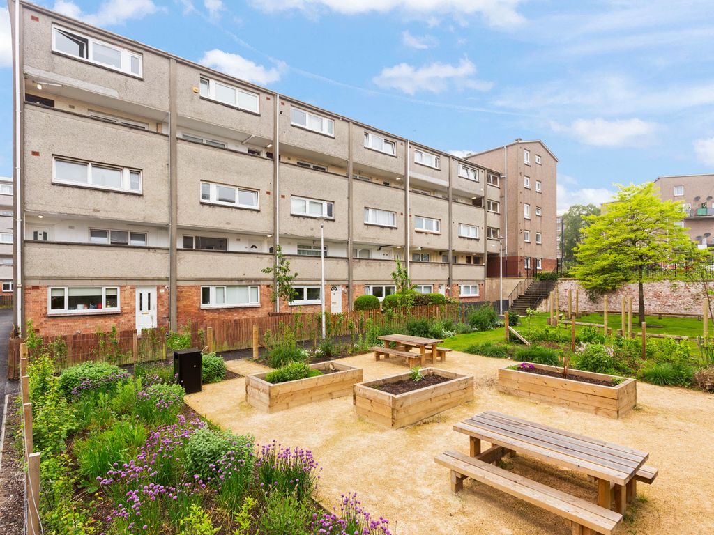 3 bed flat for sale in 10/6 Northfield Drive, Northfield EH8, £170,000