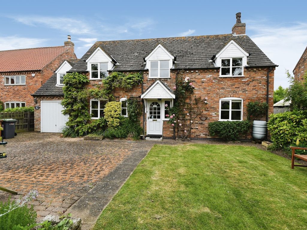 3 bed detached house for sale in Lincoln Road, Bassingham, Lincoln LN5