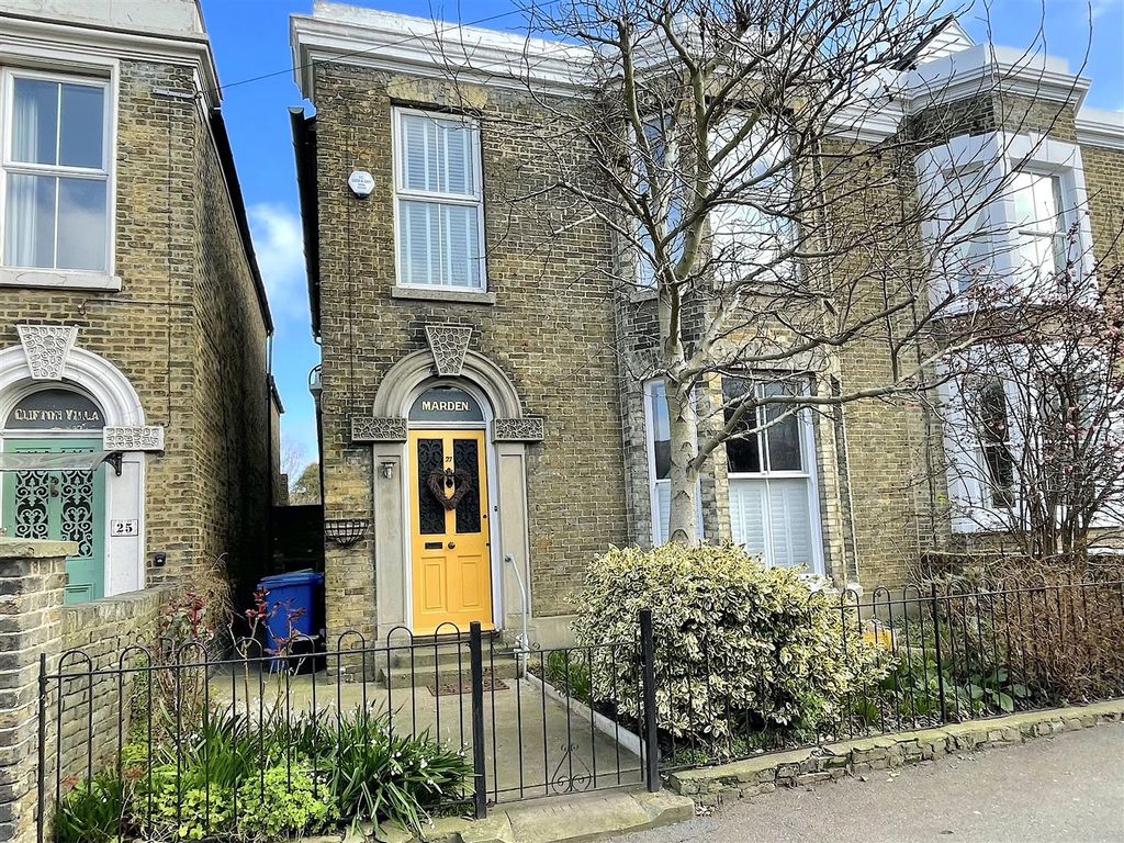 4 bed semidetached house for sale in Newton Road, Faversham ME13 Zoopla