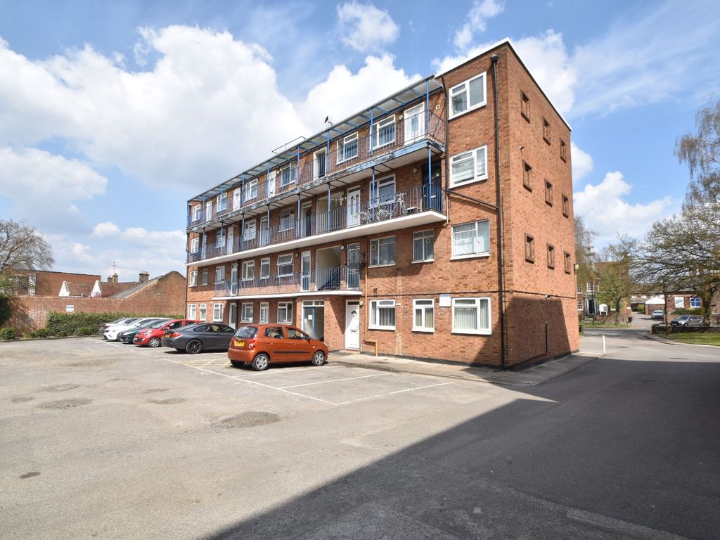 Studio to rent in High Street South, Dunstable, Bedfordshire LU6, £675