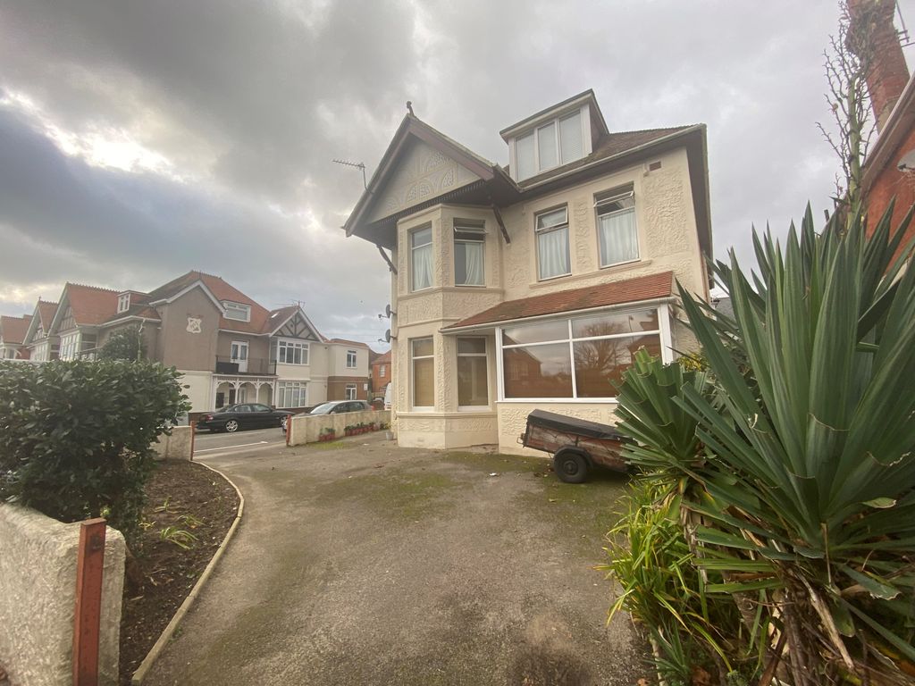 3 bed flat to rent in Grand Avenue, Southbourne, Bournemouth BH6, £