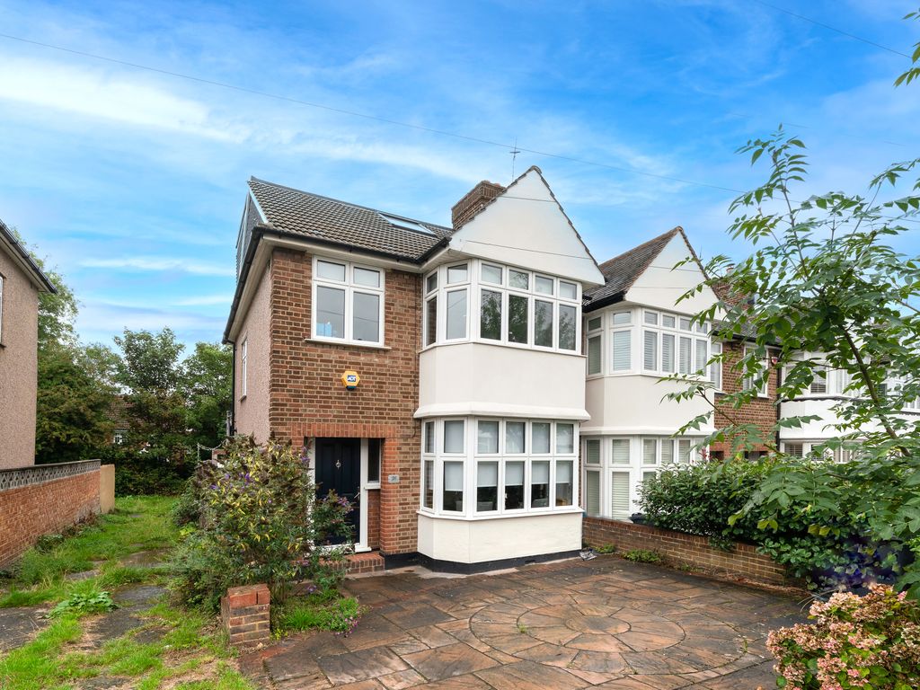 4 bed end terrace house for sale in Westhurst Drive, Chislehurst, Kent