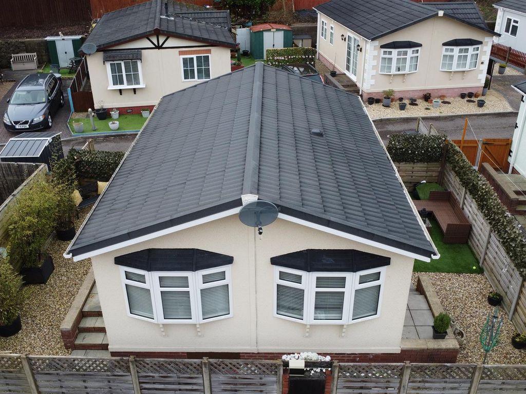 2 bed mobile/park home for sale in Woodlands Residential Park, Quakers