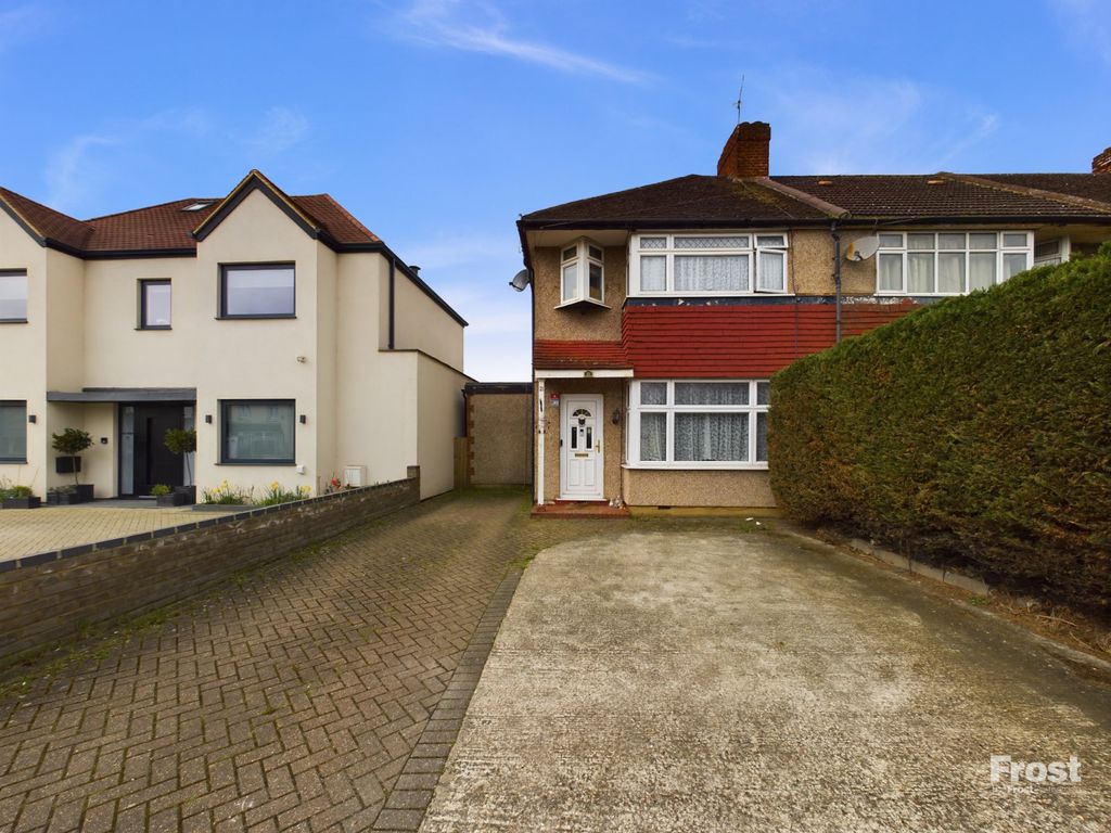 3 bed end terrace house for sale in Clockhouse Lane, Ashford, Surrey