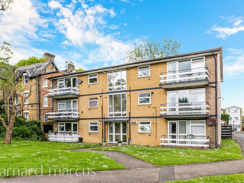 2 bed flat for sale in Badgers Court, The Avenue, Worcester Park KT4