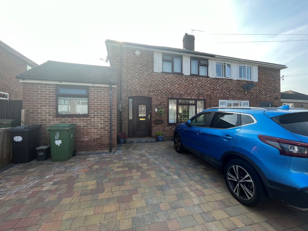 4 bed semidetached house for sale in Garden Close, Maidstone ME15, £