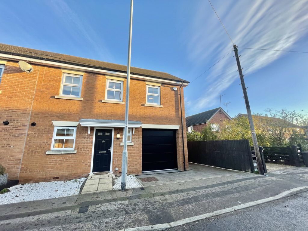 3 bed semidetached house to rent in Forest Grove, Thornwood CM16, £
