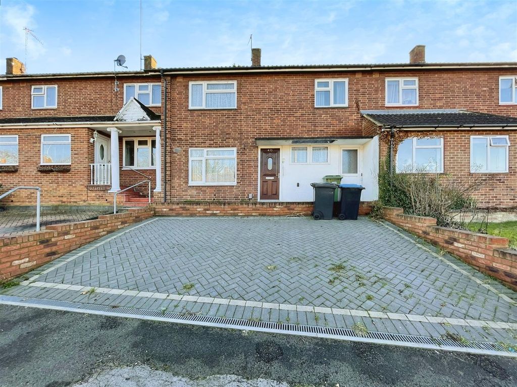 3 bed terraced house for sale in Barnacres Road, Hemel Hempstead HP3, £