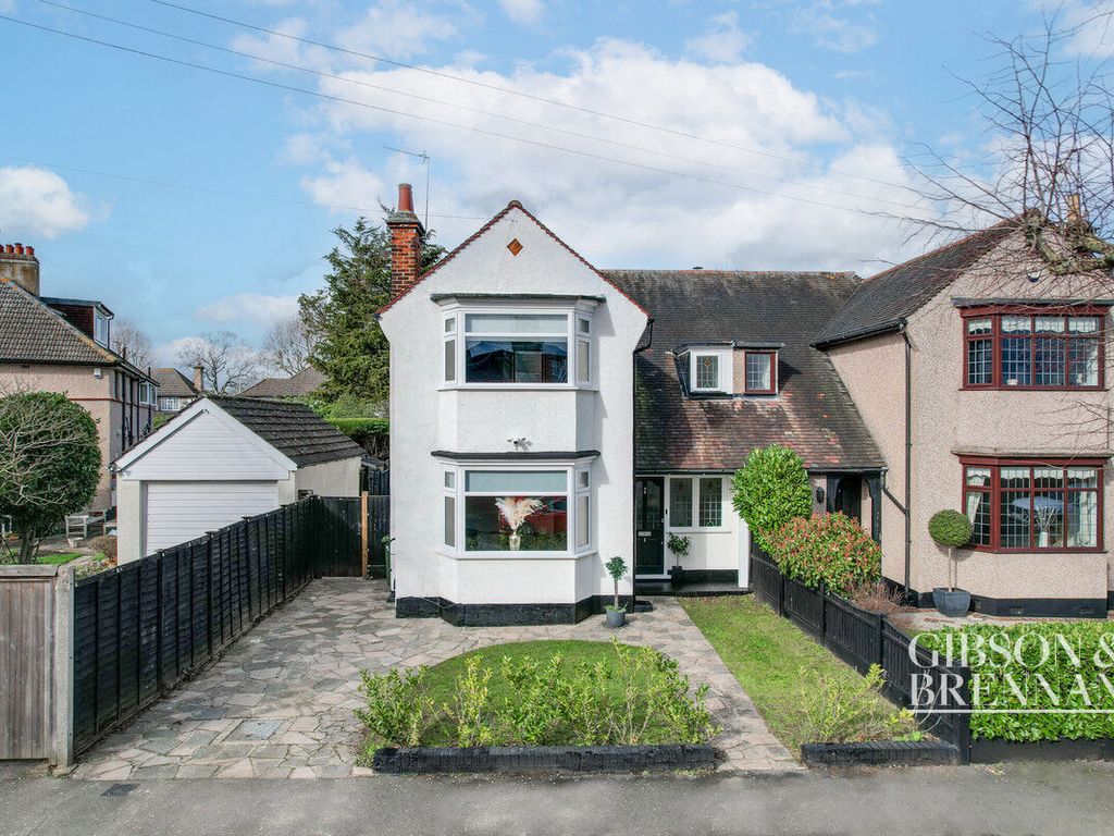 3 bed semidetached house for sale in Tudor Avenue, Romford RM2, £