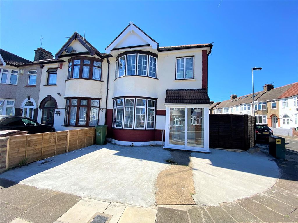 4 bed end terrace house to rent in Salisbury Avenue, Barking IG11 Zoopla