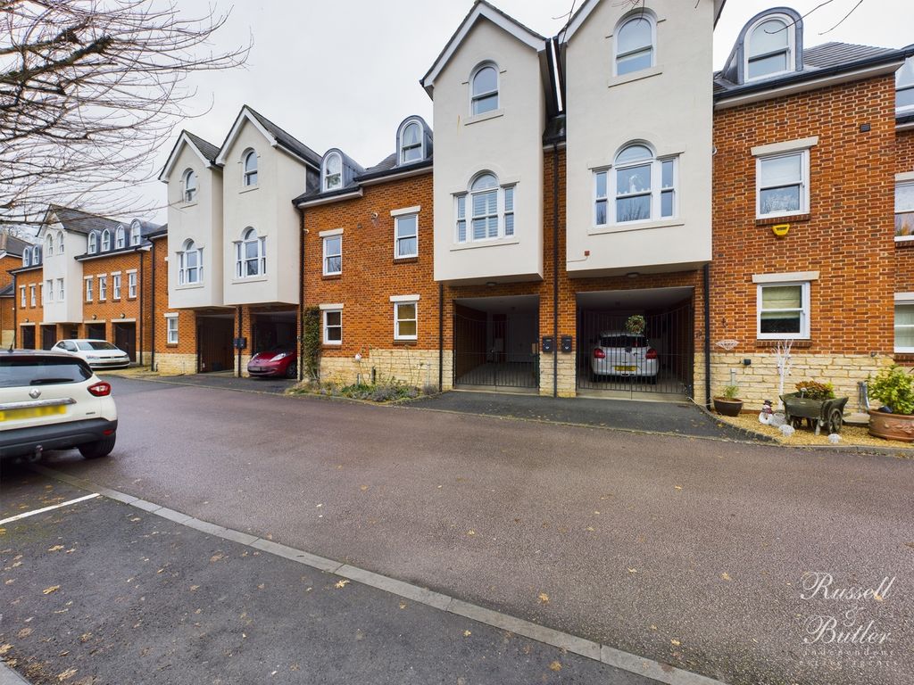 Sandmartin Close, Buckingham MK18  